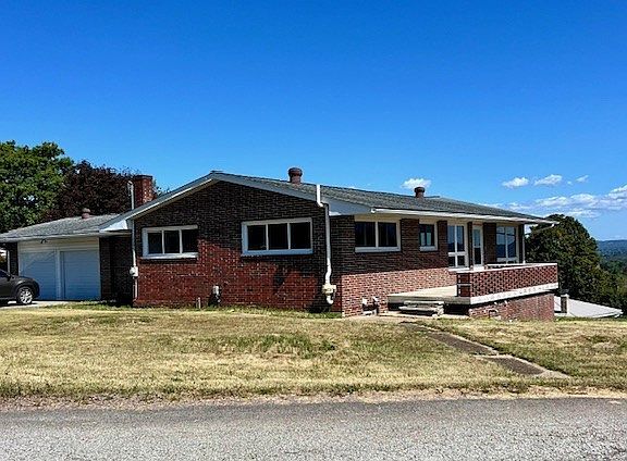 4th image of 142 Hilltop Dr
