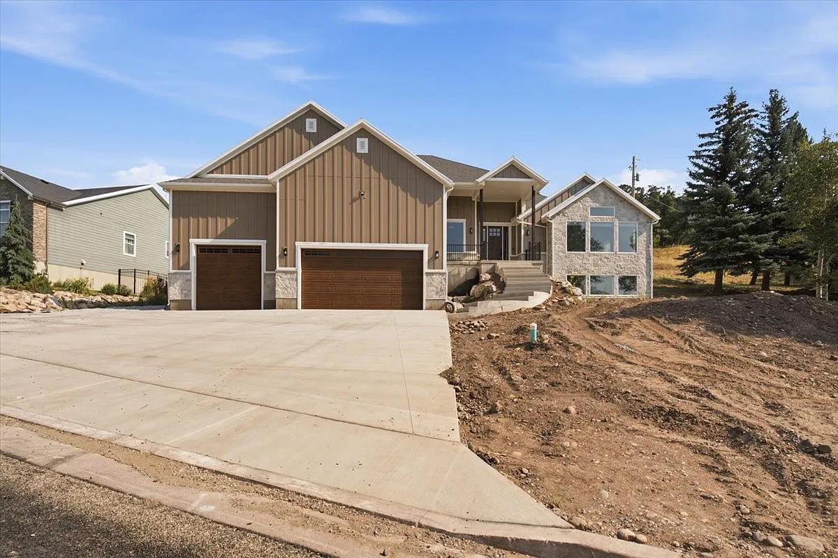 3 bed, 2270 sqft, $3,200 — Photo 1