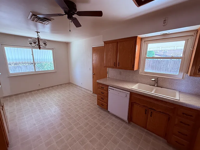 1043 Grove Ave — Photo 23