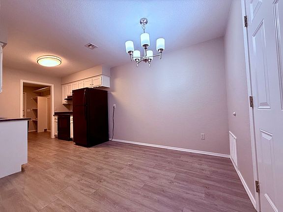 4th image of 2107A Oakwood Ave