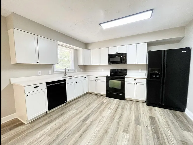 2236 Mercer Dr — Photo 3
