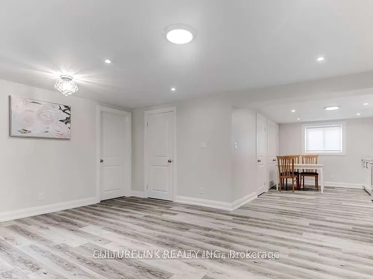 11 Bowhill Cres #LOWER — Photo 2
