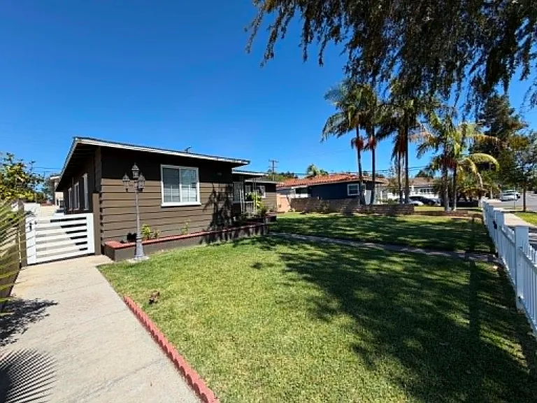 722 S Citron St — Photo 2