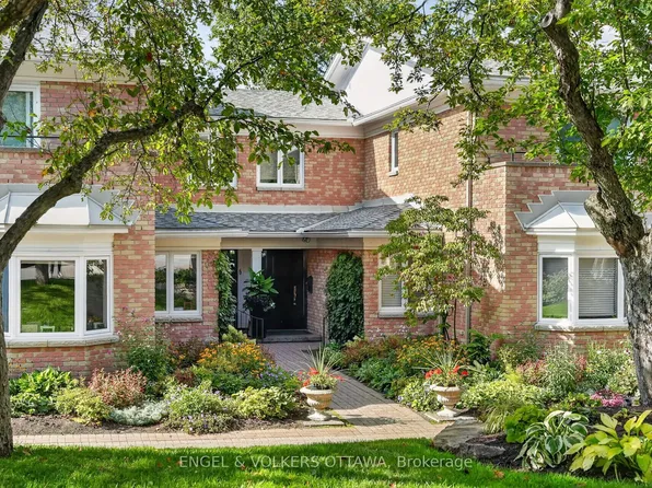 55 Whitemarl Dr #7, Ottawa, ON K1L 8J9