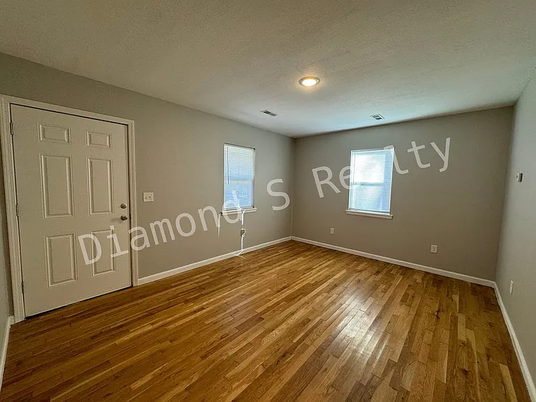 1618 E Farm Road 92 — Photo 2
