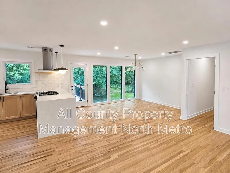 3 bed, 2.0 bath, 1553 sqft, $2,895 — Photo 3