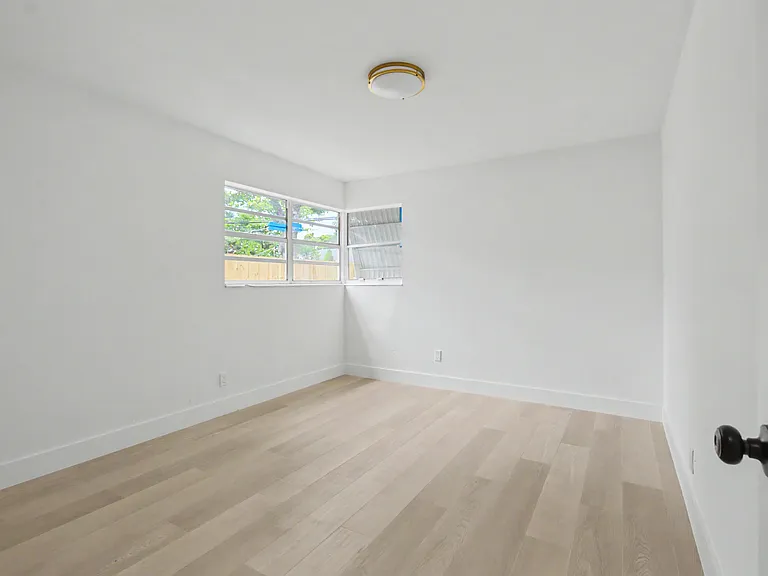 411B NE 57th Ct — Photo 8