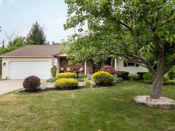 5866 Lakecrest Dr, Lake View, NY 14085