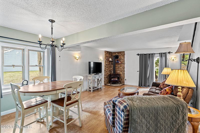 3rd image of 7 Putnam Court