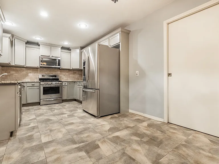 1906 Dorchester Dr — Photo 8