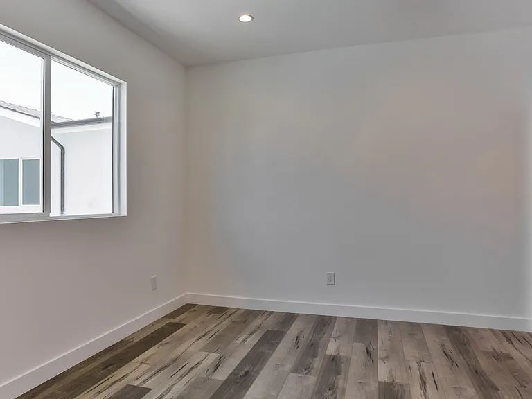 3946 S Budlong Ave #1/2 — Photo 16