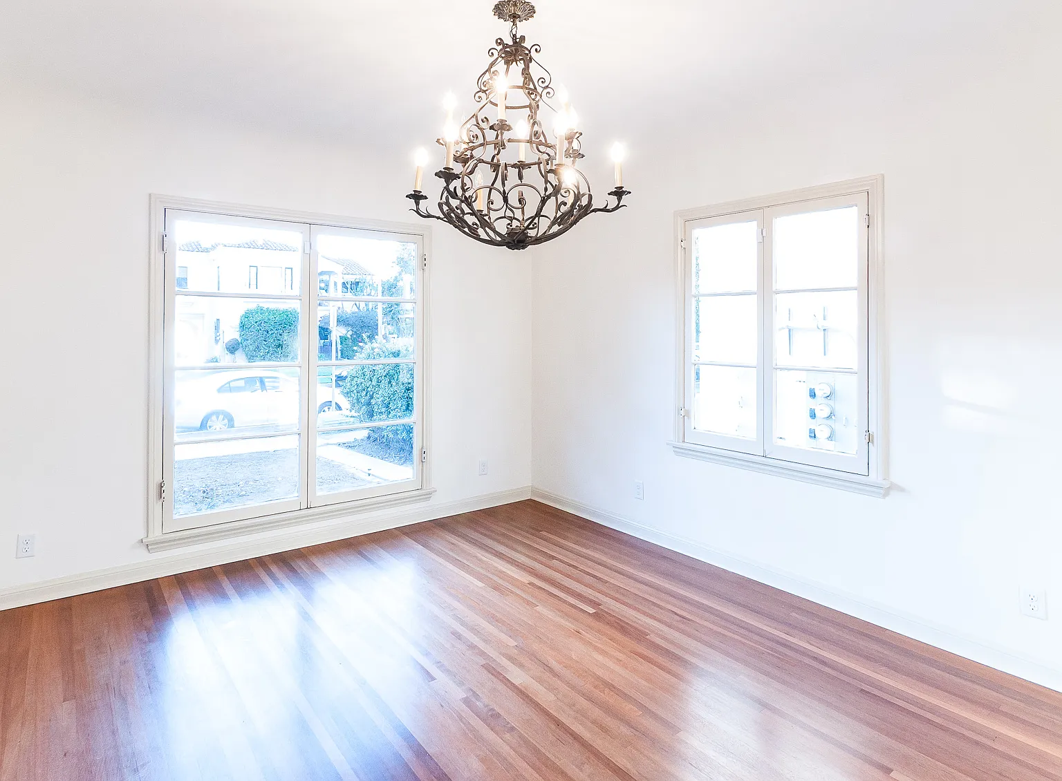 Glorious 3 Bed / 2 Bath Duplex | French Windows, Fireplace + 2-Car Garage — Photo 2