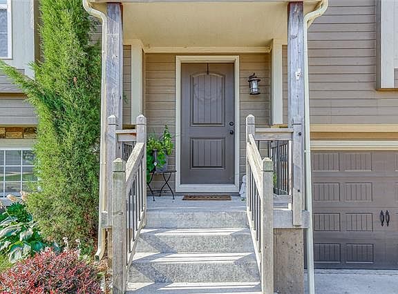 3rd image of 116 SE Sun Garden St