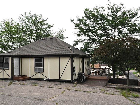 3rd image of 1020 Liegel Ave