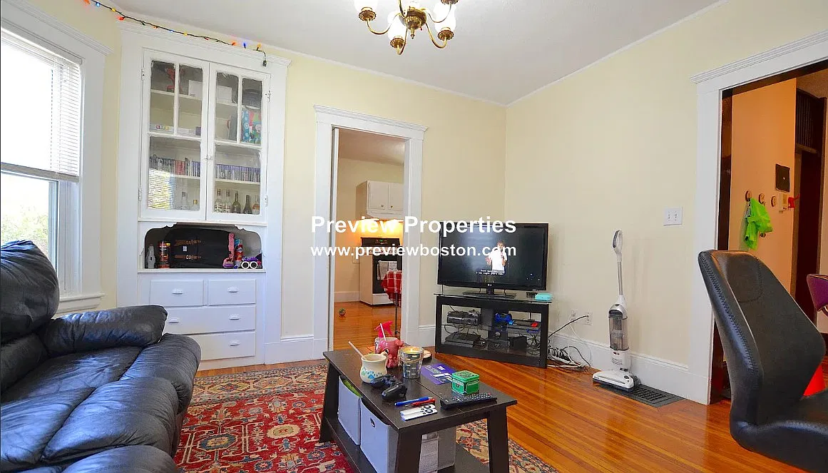 3 bed, 1000 sqft, $3,000 — Photo 2
