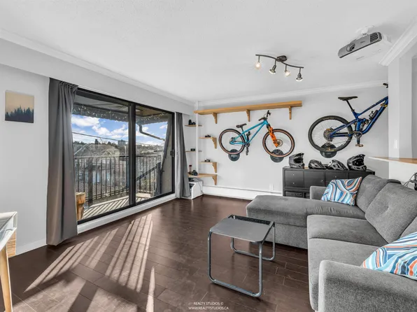 2222 Cambridge St #306, Vancouver, BC V5L 1E6