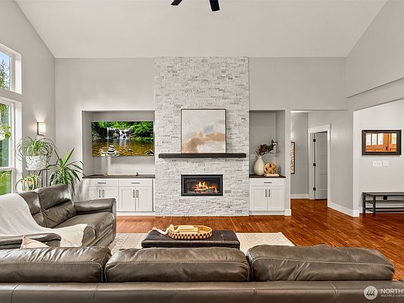 4th image of 2415 44th Avenue NW
