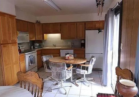 Kitchen with walk-out balcony door