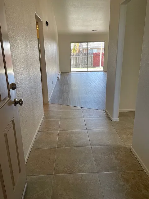 5 bed, 1900 sqft, $2,495 — Photo 2