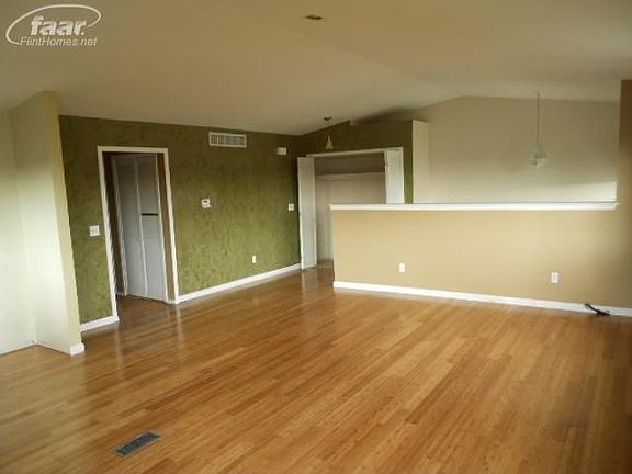 4th image of 1165 Parklane Cir