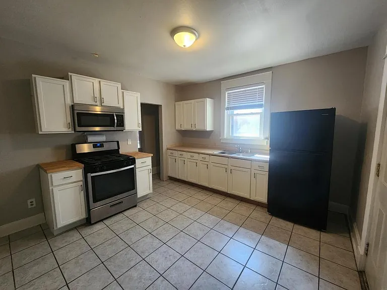 511 E Cherry St — Photo 3