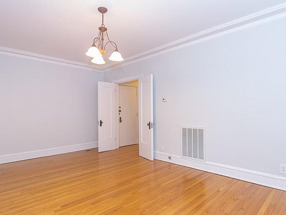 5th image of 919 W Ainslie St #1