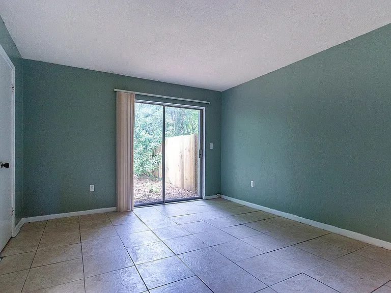 409 NE 11th St #2 — Photo 9