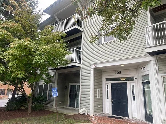 1 bed, 704 sqft, $2,200 — Photo 3
