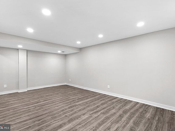4th image of 9824 Hagel Cir