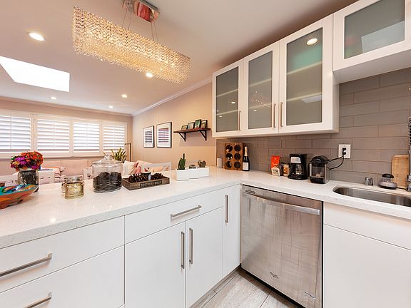 2nd image of 938 Palm Ave #202