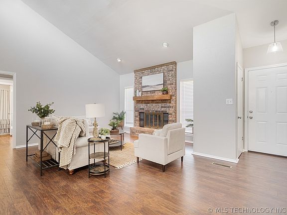 3rd image of 1609 Ward Rd