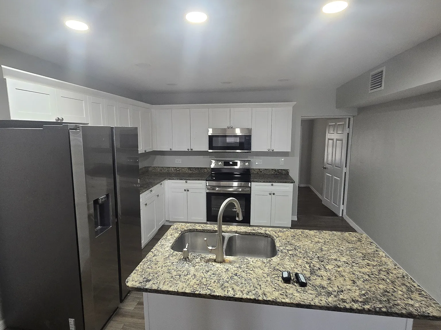 5 bed, 1936 sqft, $2,750 — Photo 3