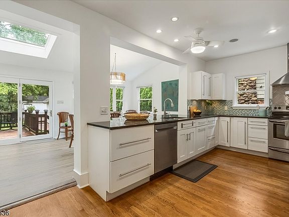 3rd image of 21 Oakview Ave