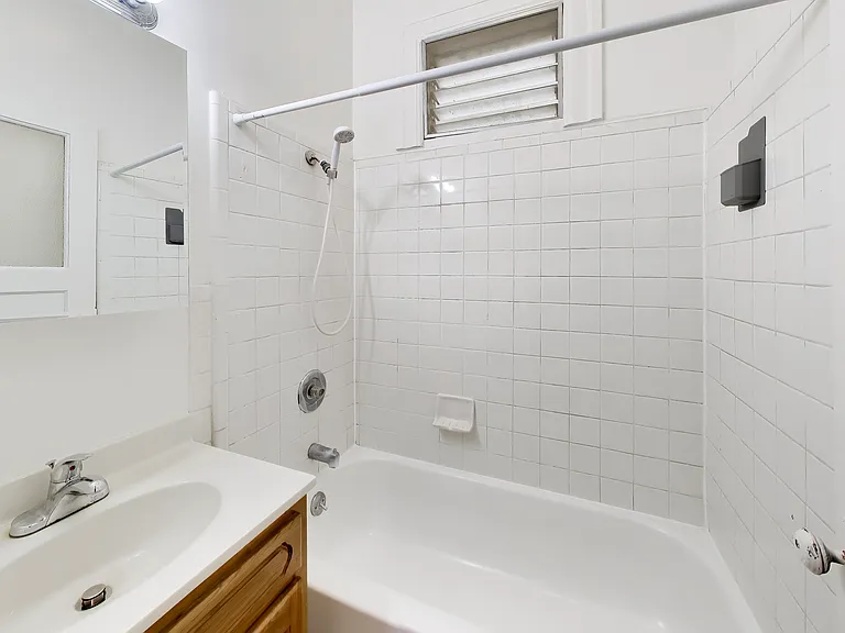 1558 Stockton St — Photo 15