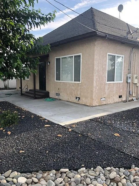 3 bed, 2100 sqft, $2,200 — Photo 2