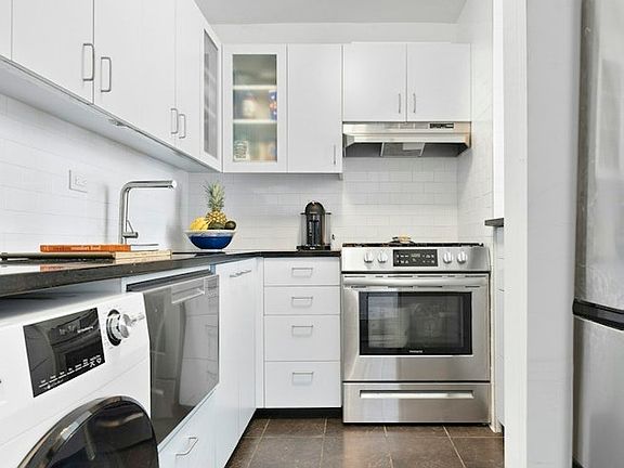 4th image of 130 W 67th St APT 14H