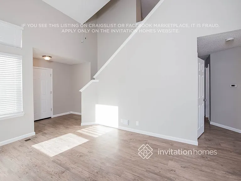 19710 E Lasalle Dr — Photo 2