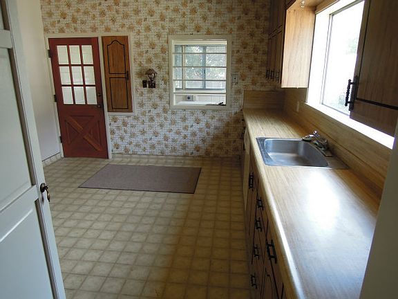 4th image of 1445 Yosemite Ave