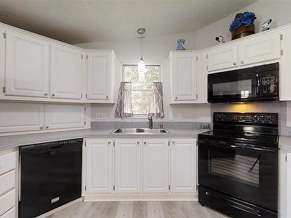 4th image of 1519 Hillcrest Dr