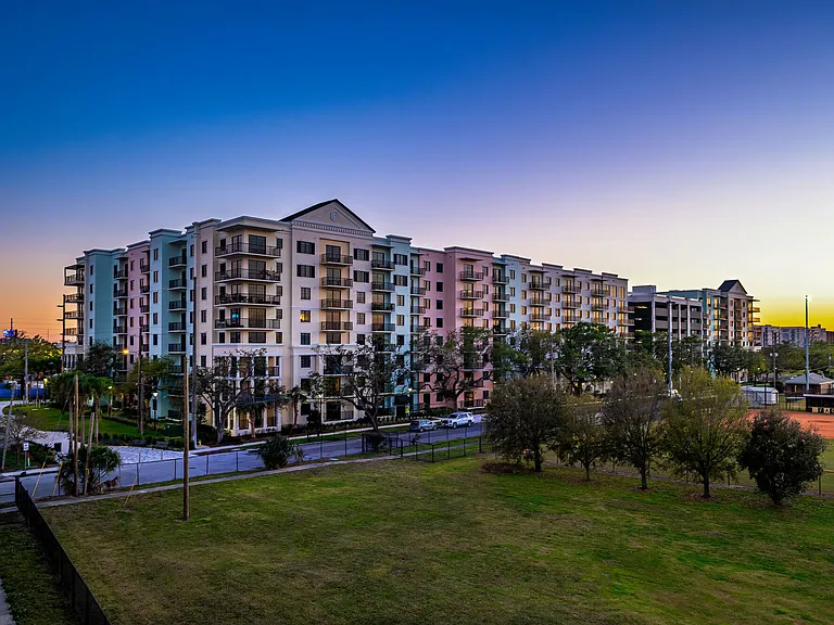 Manor Riverside — Photo 30