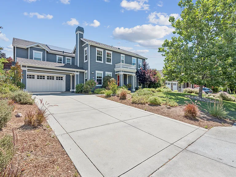 152 Laurelwood Dr — Photo 2
