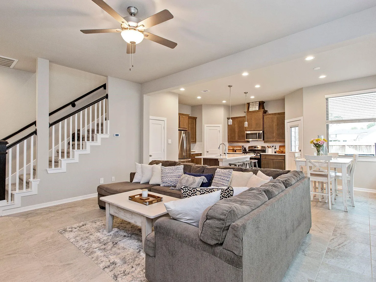 3 bed, 2.5 bath, 1760 sqft, $2,375 — Photo 4