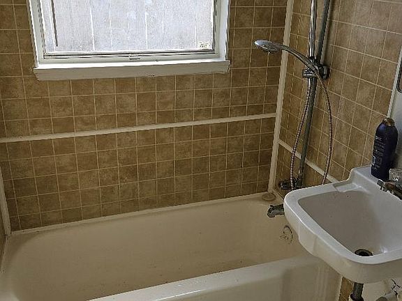 5th image of 218 E 44th St APT 7