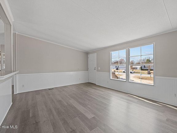 5th image of 530 Jonathan Place