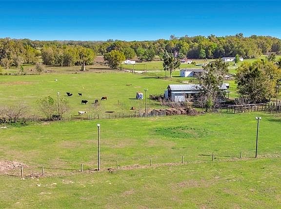 4th image of 855 NE 107TH ROAD
