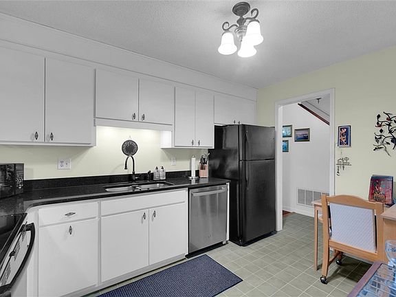 4th image of 11 Essex Dr #11