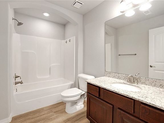 5th image of 1100 Tulip St