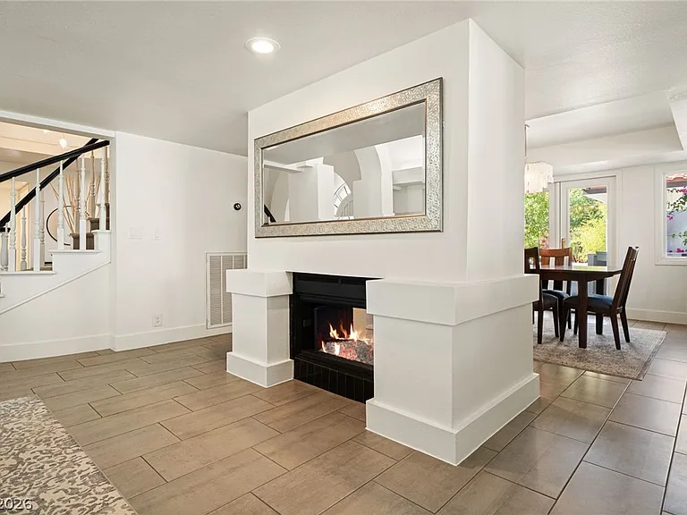 2233 Versailles Ct — Photo 34