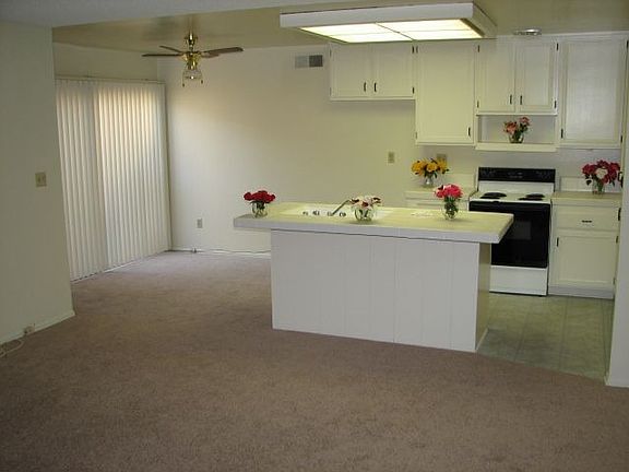 Family Rm to Kitchen/Bkfst area