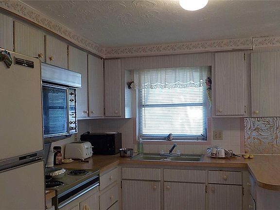4th image of 3845 Beechwood Dr